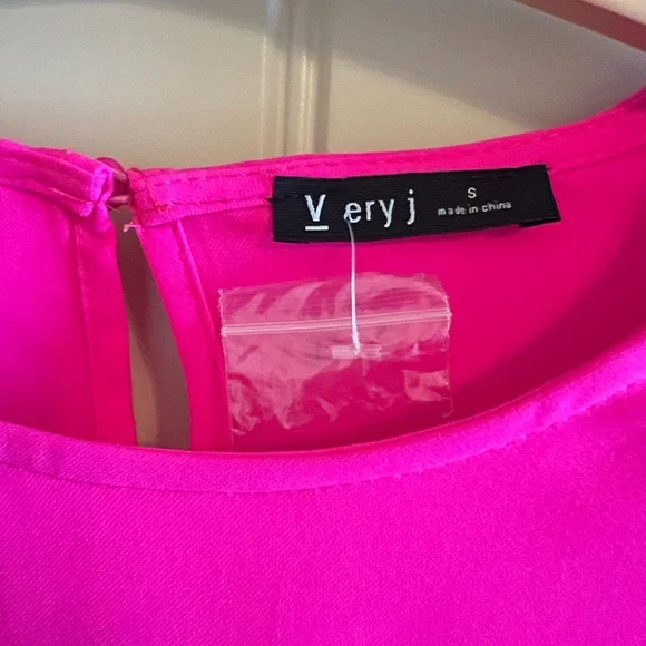 NEW! VERY J Hot Pink Shift Dress with Pom Pom sleeves size Small - Picture 7 of 8